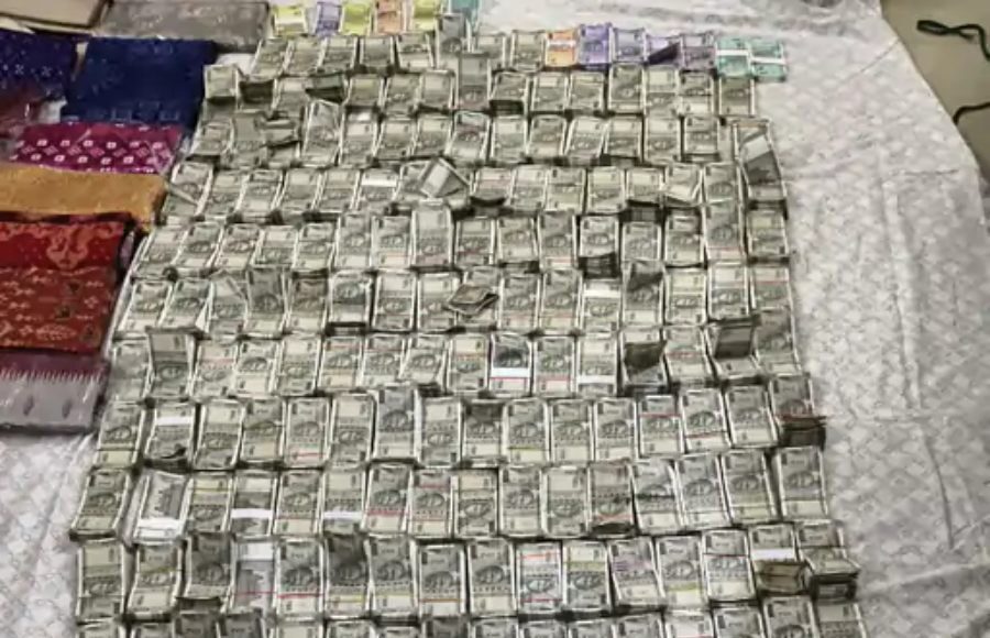 Odisha Vigilance officers recover cash from Chief Engineer’s house