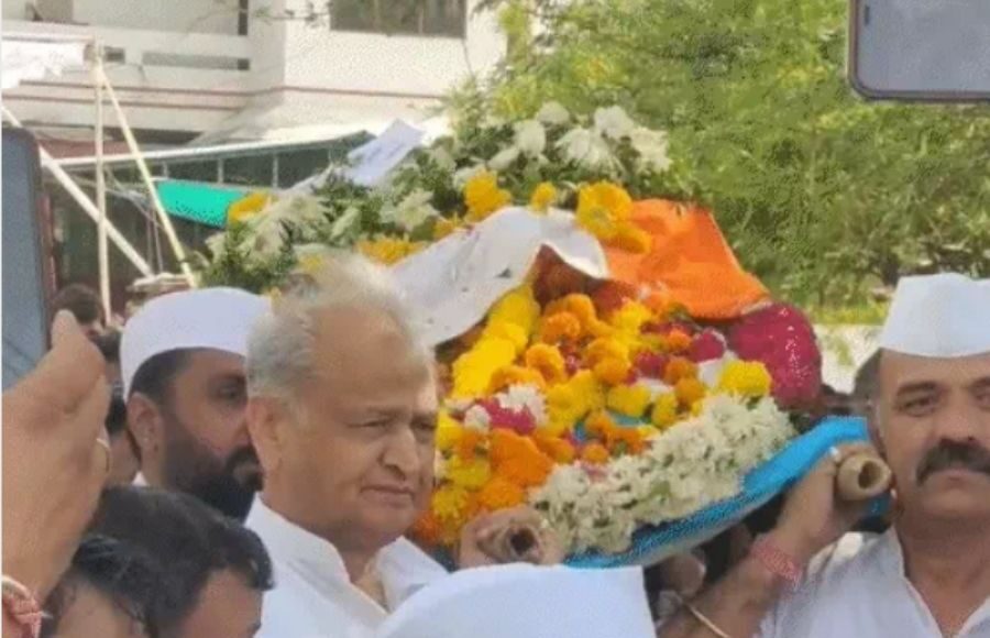 Congress and BJP leaders pay tribute during Girija Vyas's cremation in Udaipur