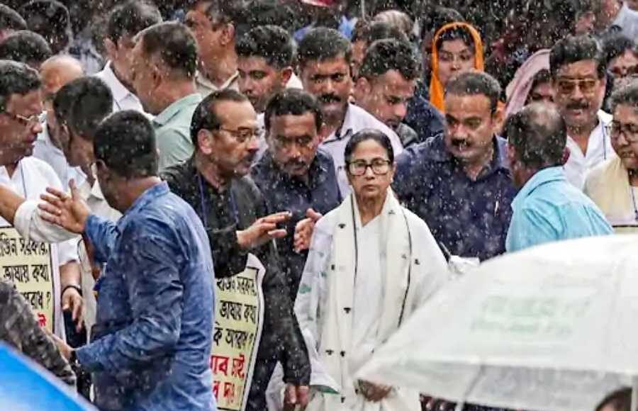 Mamata Banerjee leads protest rally in Kolkata against Bengali discrimination