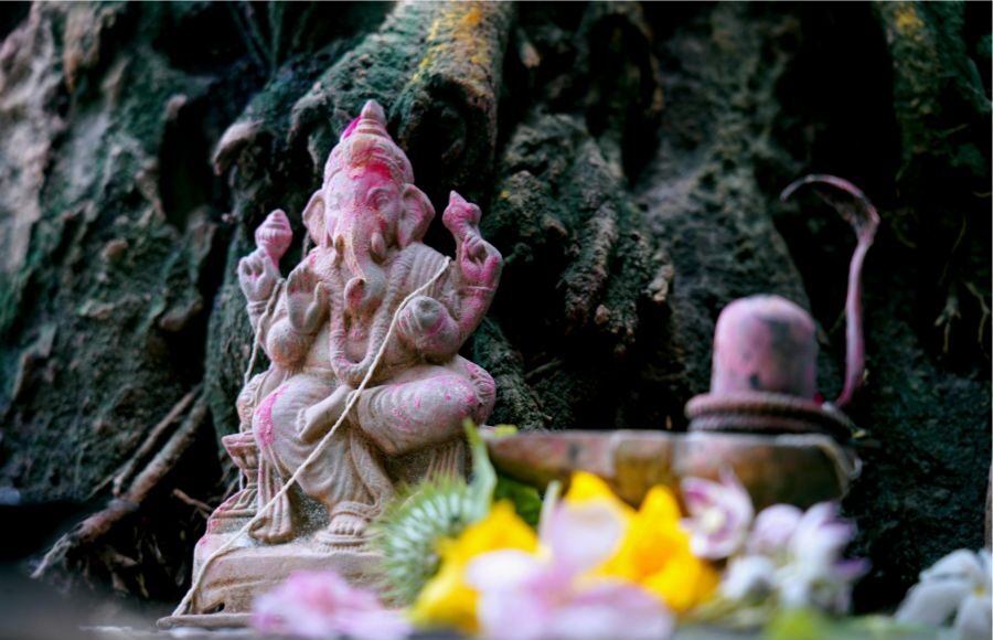 Devotees performing Shiva and Ganesha Puja on Sawan Somwar and Sankashti Chaturthi